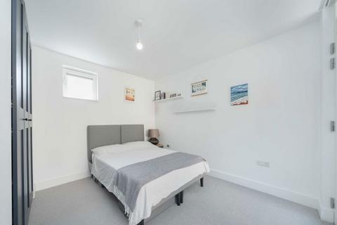 2 bedroom flat to rent, Edgewood Mews, London N3
