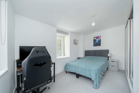 2 bedroom flat to rent, Edgewood Mews, London N3