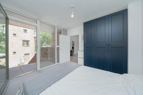 2 bedroom flat to rent, Edgewood Mews, London N3