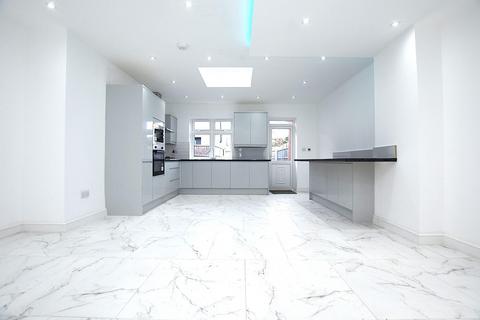 3 bedroom end of terrace house to rent, Tenby Road, Romford, RM6