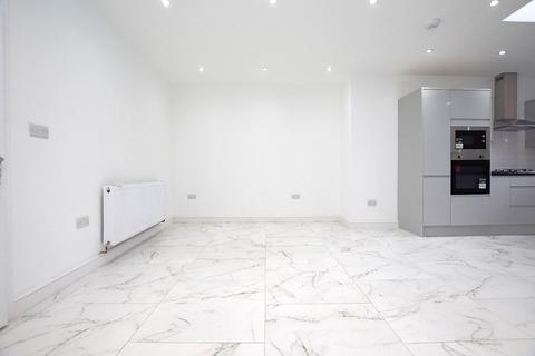 3 bedroom end of terrace house to rent, Tenby Road, Romford, RM6