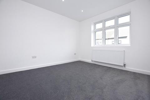 3 bedroom end of terrace house to rent, Tenby Road, Romford, RM6