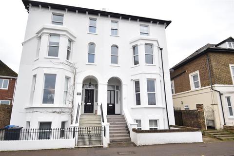 Studio to rent, Portsmouth Road, Surbiton