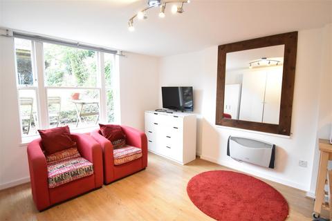 Studio to rent, Portsmouth Road, Surbiton