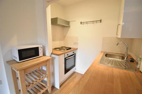 Studio to rent, Portsmouth Road, Surbiton
