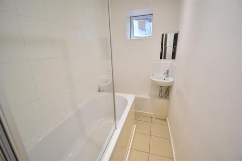 Studio to rent, Portsmouth Road, Surbiton