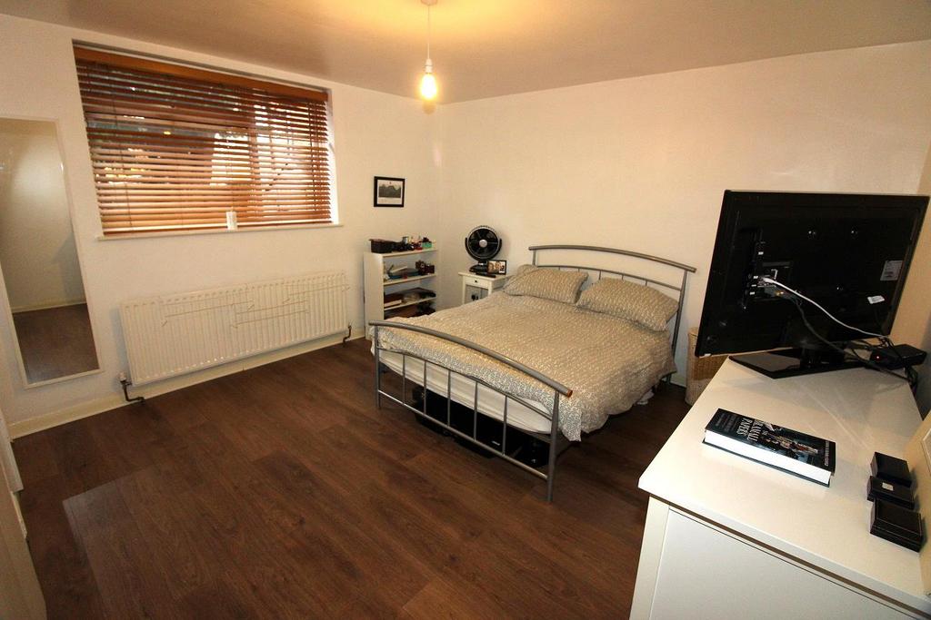 Bed 1.jpg