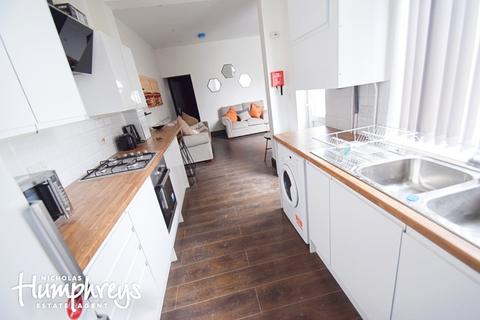 5 bedroom terraced house to rent, Seaford Street, Stoke-On-Trent ST4