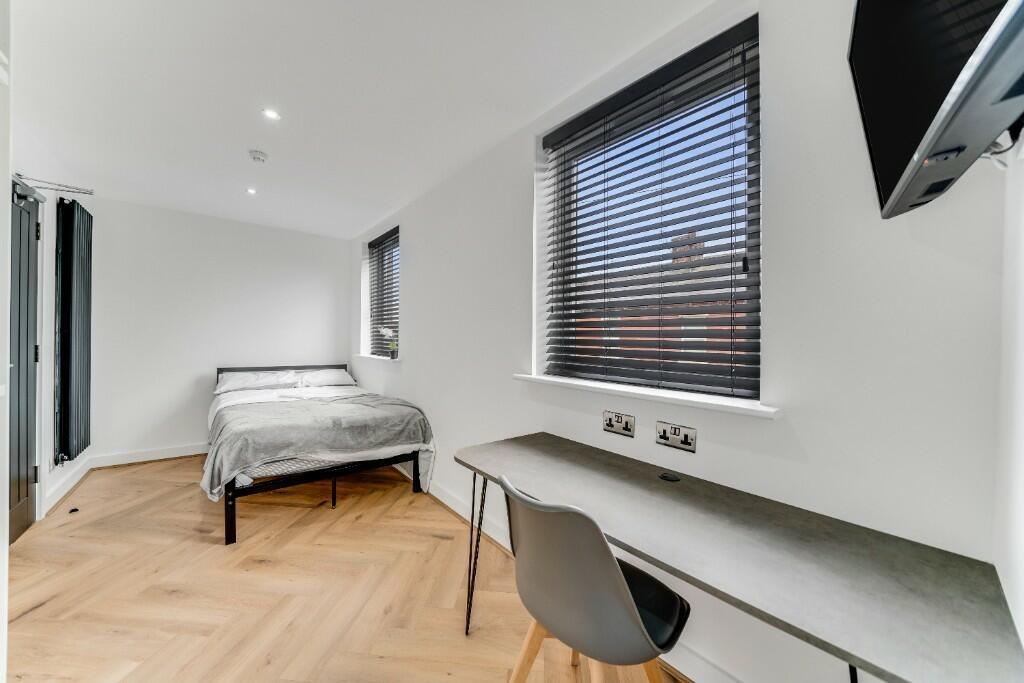 A bright and clean double bedroom featuring a s...