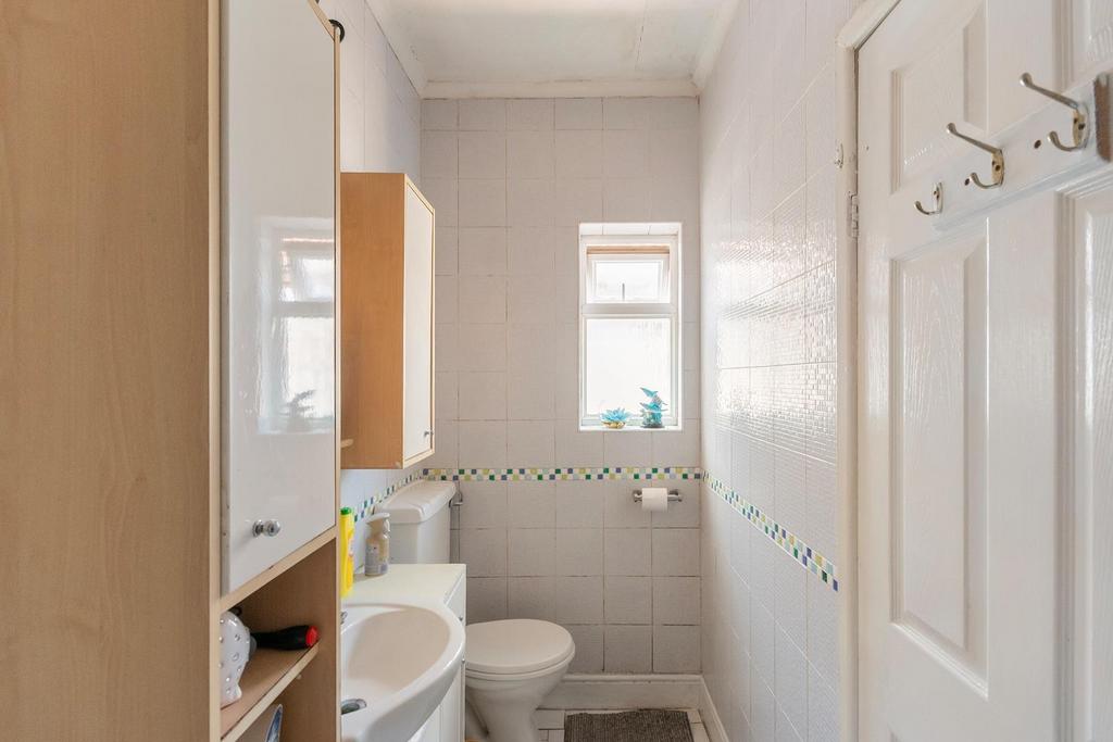7 S1 R6 EE - Shower Room B.jpg