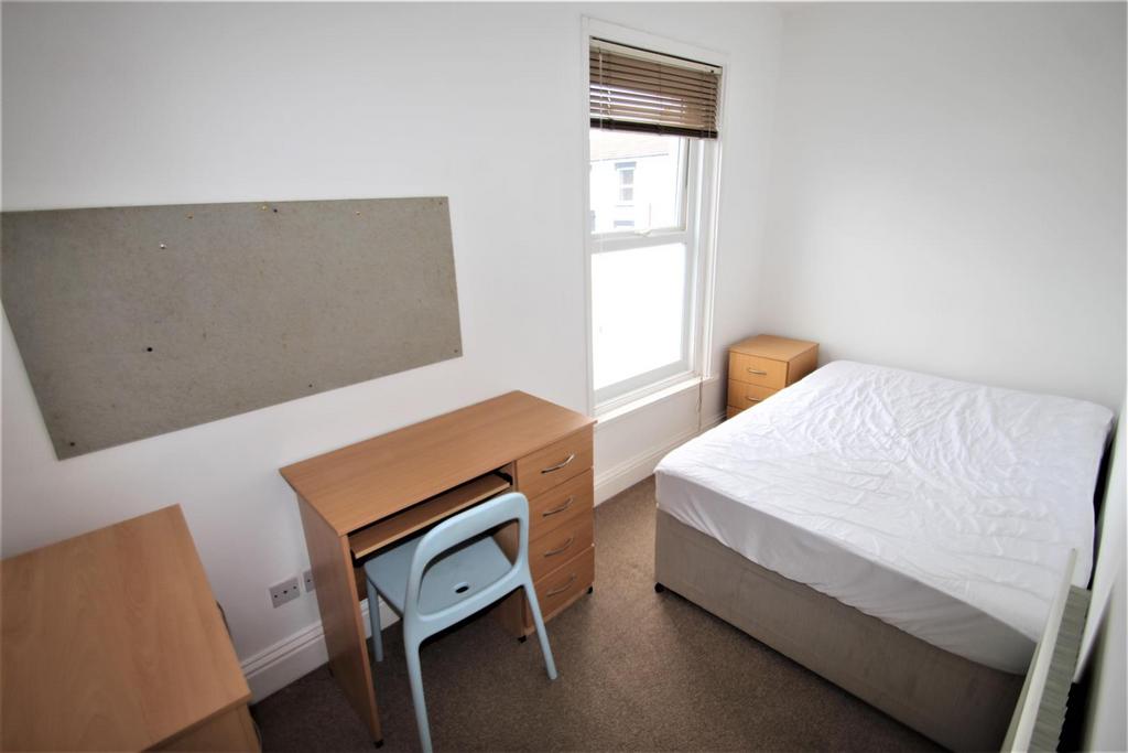 Upstairs Middle Bedroom