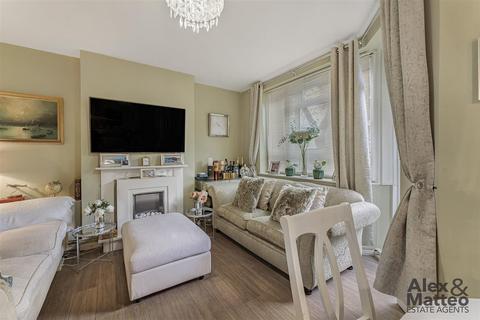 1 bedroom flat for sale, Pynfold Estate, Bermondsey, SE16