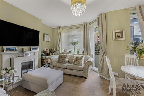 1 bedroom flat for sale, Pynfold Estate, Bermondsey, SE16
