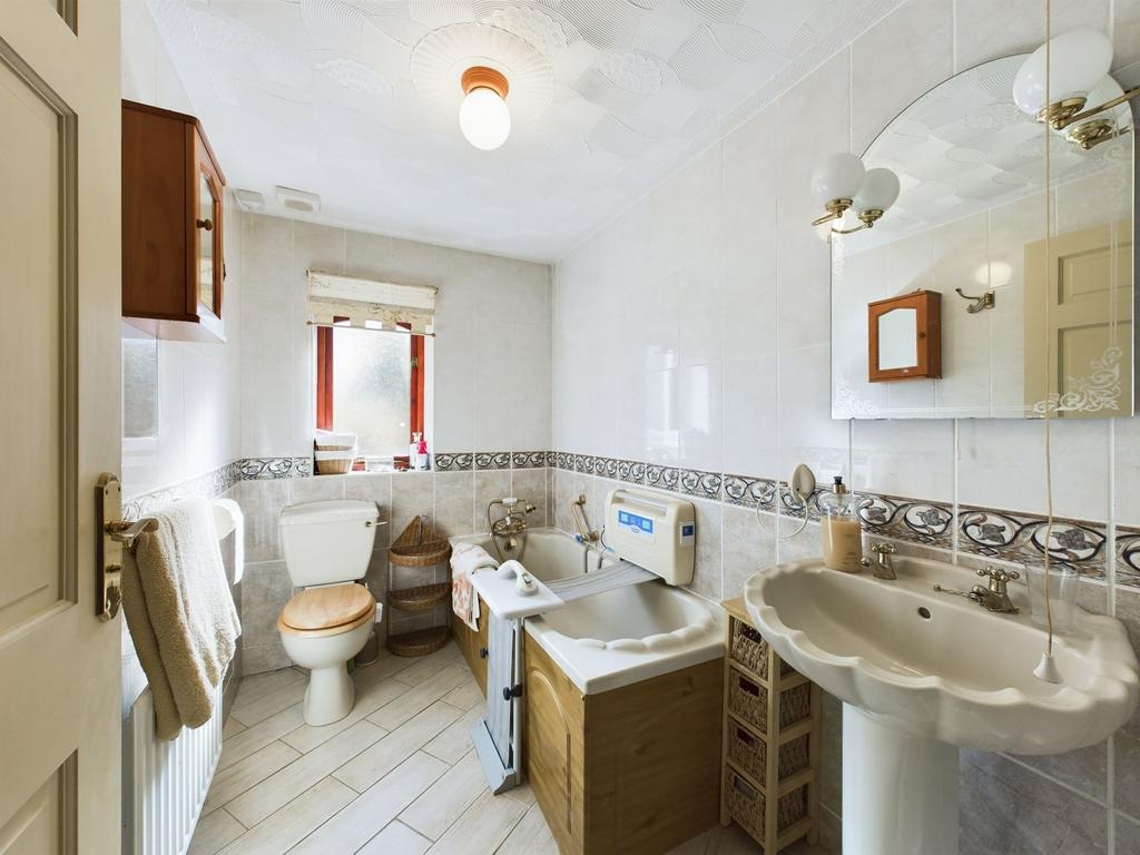 En-suite (Bed 1)