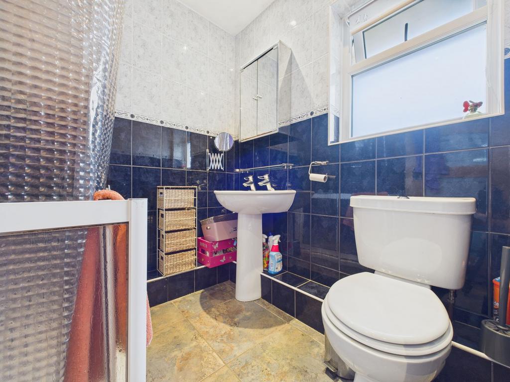 En-suite to bedroom 2