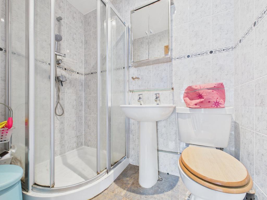 En-suite to bedroom 3