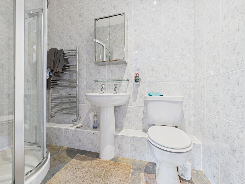 En-suite to bedroom 4