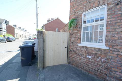 Property to rent, Hawthorn Grove, York