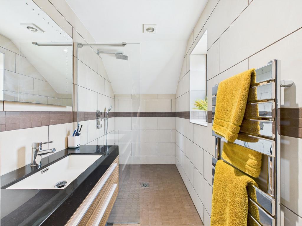 En Suite (Bedroom 1)