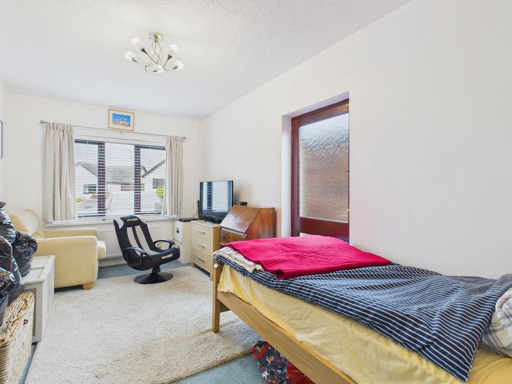 Bedroom 5 / Office
