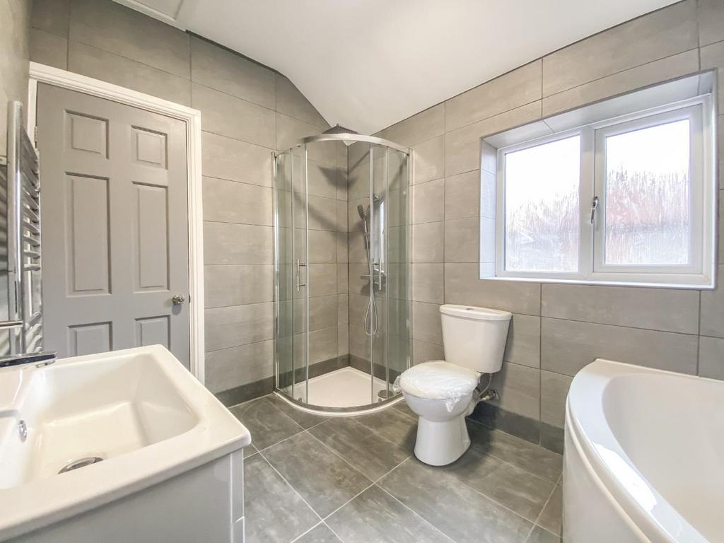 Family Bathroom Aspect 2