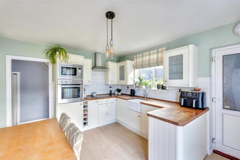 Kitchen 1.jpeg