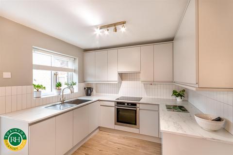3 bedroom detached house for sale, Farnborough Drive, Doncaster