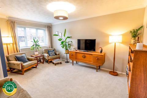 3 bedroom detached house for sale, Farnborough Drive, Doncaster