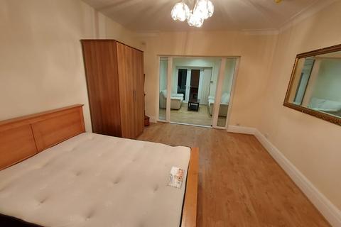 undefined, Great West Road, Hounslow TW5