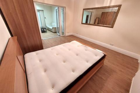 undefined, Great West Road, Hounslow TW5