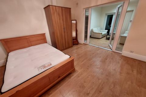 undefined, Great West Road, Hounslow TW5