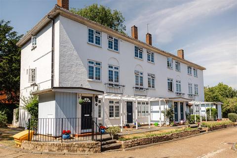 16 Manor House Court, Epsom, KT18 7RN
