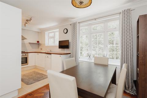 16 Manor House Court, Epsom, KT18 7RN