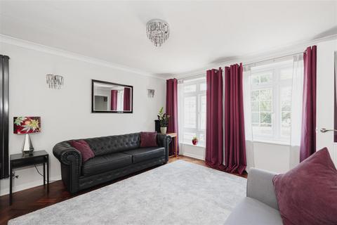16 Manor House Court, Epsom, KT18 7RN