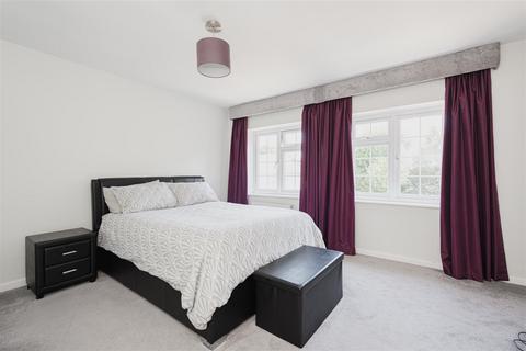 16 Manor House Court, Epsom, KT18 7RN