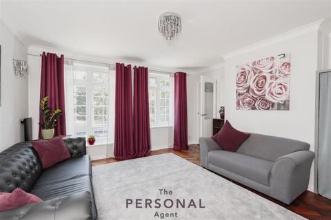 16 Manor House Court, Epsom, KT18 7RN