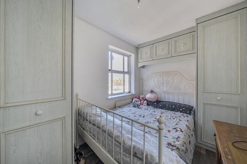 2 bedroom apartment for sale, Upward Court, Romford RM1