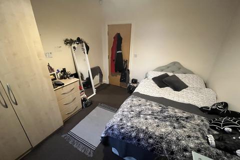3 bedroom flat to rent, Wilbraham Road, Manchester M14