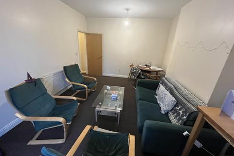 3 bedroom flat to rent, Wilbraham Road, Manchester M14