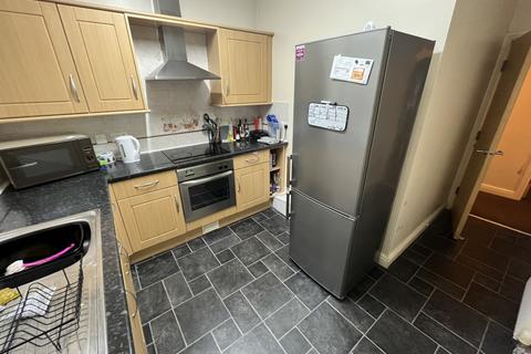 3 bedroom flat to rent, Wilbraham Road, Manchester M14