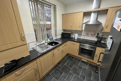 3 bedroom flat to rent, Wilbraham Road, Manchester M14