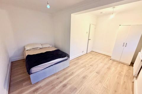 1 bedroom in a house share to rent, Church Street, Edmonton