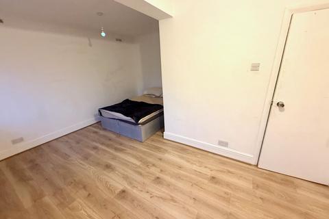 1 bedroom in a house share to rent, Church Street, Edmonton