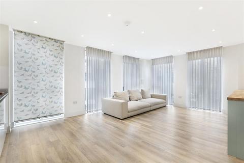 3 bedroom flat to rent, Hyde Lane, London