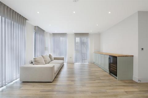 3 bedroom flat to rent, Hyde Lane, London