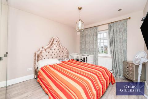 3 bedroom semi-detached house to rent, Meadow View Road, Meadow View Road, Hayes, UB4
