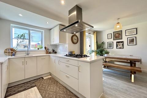 4 bedroom detached house to rent, Pontefract Avenue, Kingsmead