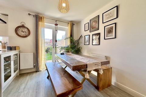 4 bedroom detached house to rent, Pontefract Avenue, Kingsmead