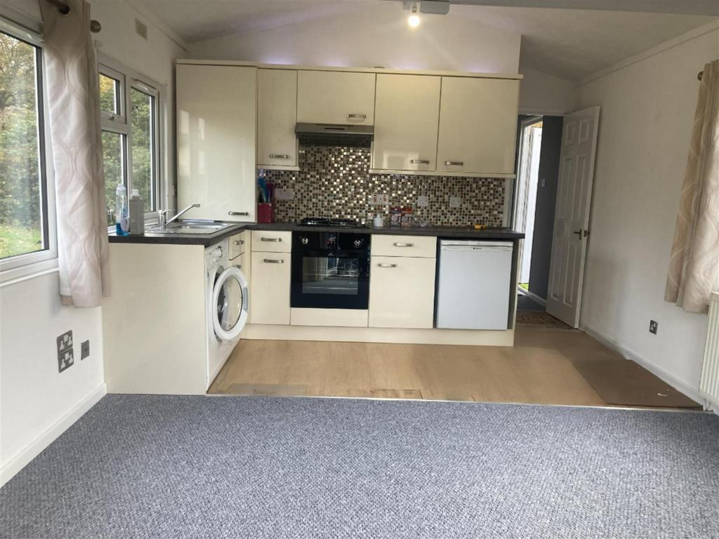 Kitchen 5.JPG