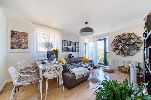 2 bedroom flat for sale, Oak House, Cottons Approach, Romford, RM7